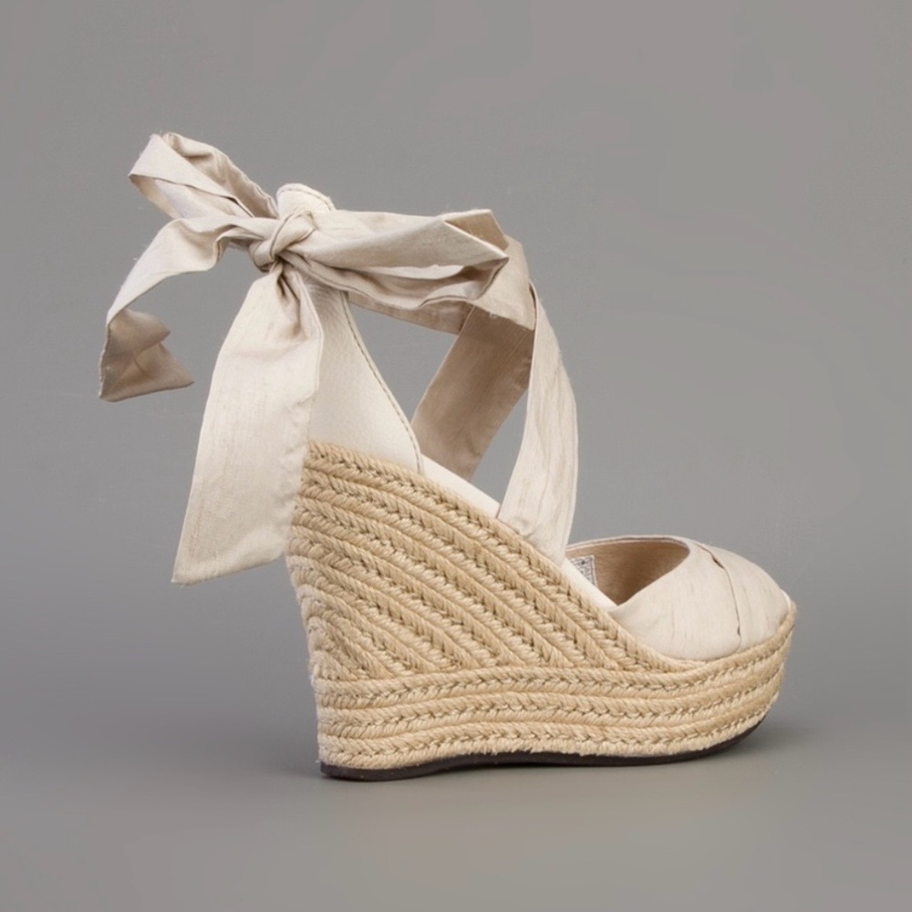 UGG
Women's‎ Metallic Lucianna Wedge Sandal Size 8
